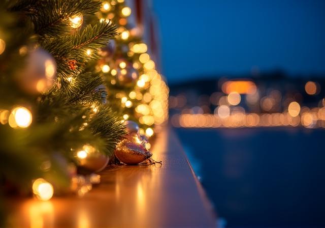 Navire de luxe illuminé pendant les fêtes de fin d'année